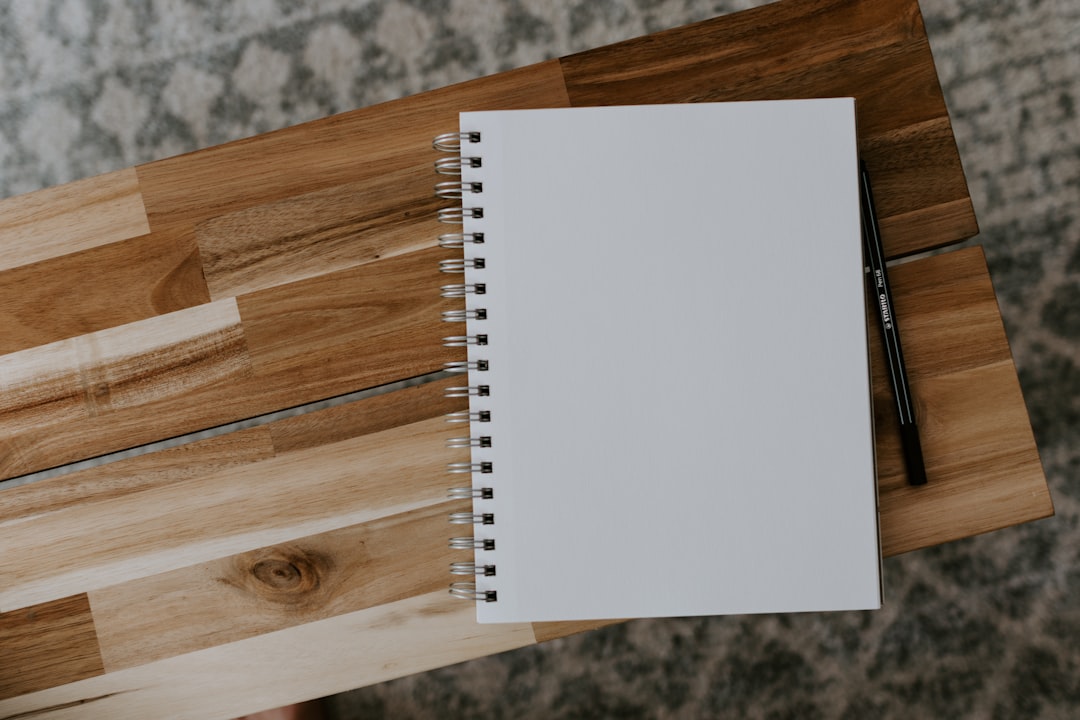 Otwarty notes z piórem — letnie planowanie